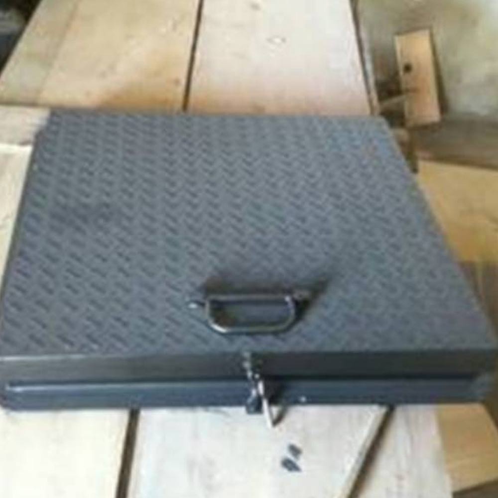Besi Plat Tutup Pompa Air (persegi 1 x 1 x 0,02 plus 2 engsel)